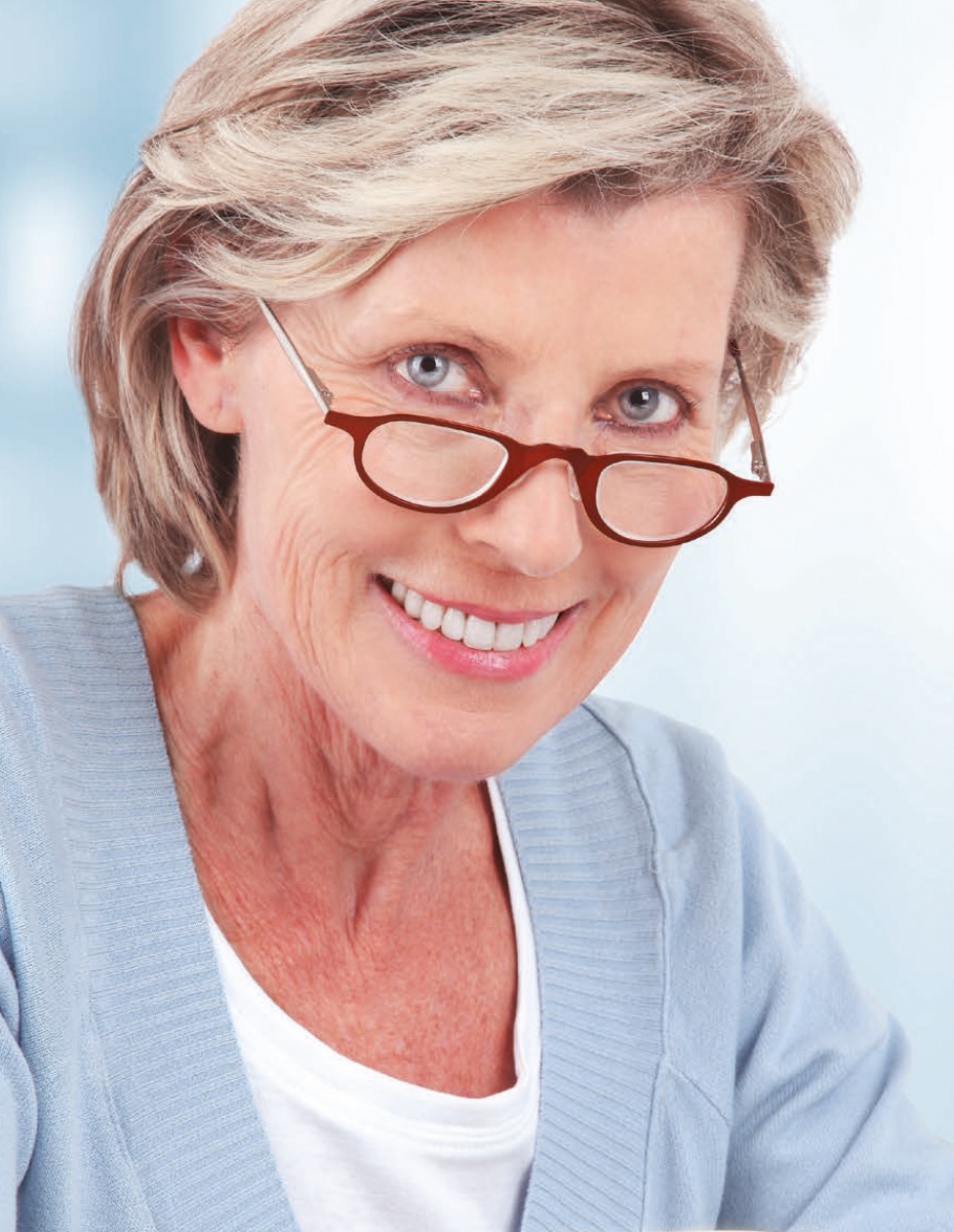 Frau mit vergrößernder Sehhilfe. 